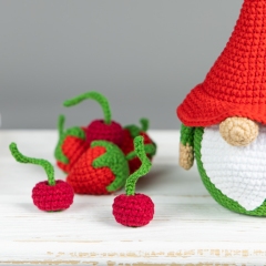 Strawberry Gnome amigurumi pattern by Mufficorn