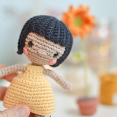 Ana with backpack and flower amigurumi pattern by O Recuncho de Jei