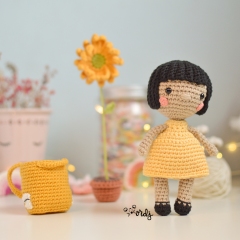 Ana with backpack and flower amigurumi by O Recuncho de Jei