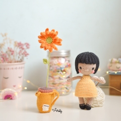 Ana with backpack and flower amigurumi pattern by O Recuncho de Jei