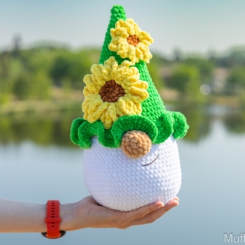 Plush Gnome amigurumi pattern by Mufficorn