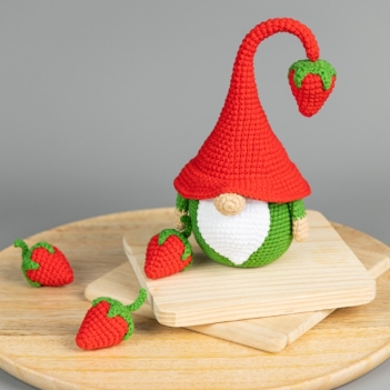 Strawberry Gnome amigurumi pattern by Mufficorn