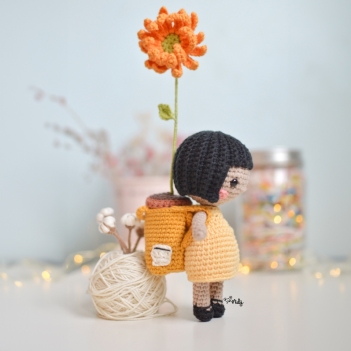 Ana with backpack and flower amigurumi pattern by O Recuncho de Jei