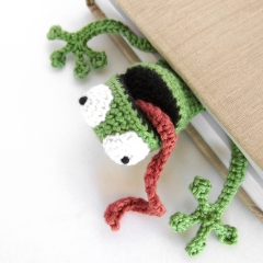 Frog Bookmark amigurumi pattern by Supergurumi