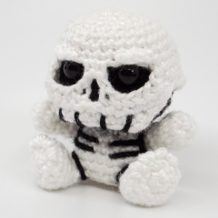 Mini Skeleton amigurumi by Supergurumi