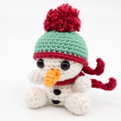 Mini Snowman amigurumi by Supergurumi