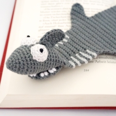 Shark Bookmark amigurumi pattern by Supergurumi