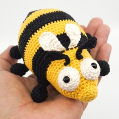 The Chubby Bee amigurumi pattern by Supergurumi