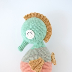 Neo the Seahorse amigurumi pattern by Elisas Crochet