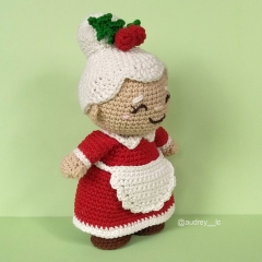 Happy Mrs. Claus amigurumi by Audrey Lilian Crochet