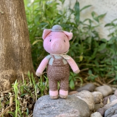 Clarence the Pig amigurumi pattern by SarahDeeCrochet