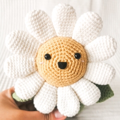 Plant Heads: Didi the Daisy amigurumi pattern by EMI Creations by Chloe