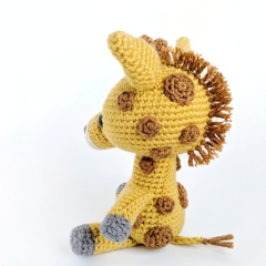 Snuggle Giraffe amigurumi by AmiAmore
