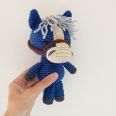 Snuggle Pony amigurumi pattern by AmiAmore