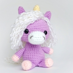 Snuggle Unicorn amigurumi by AmiAmore