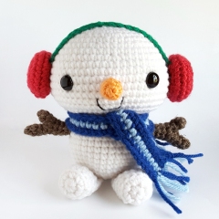 Snuggly Snowman amigurumi by AmiAmore