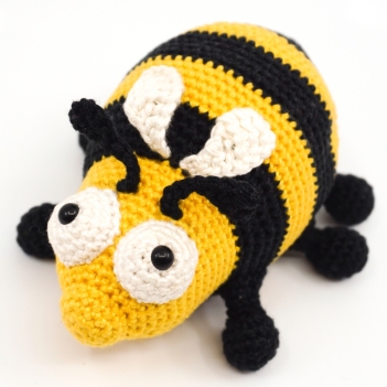 The Chubby Bee amigurumi pattern by Supergurumi