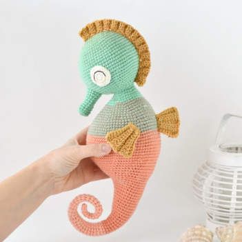 Neo the Seahorse amigurumi pattern by Elisas Crochet