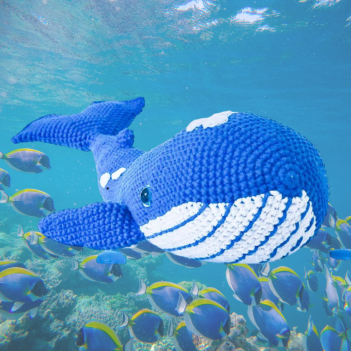 Tina the blue whale amigurumi pattern by Conmismanoss