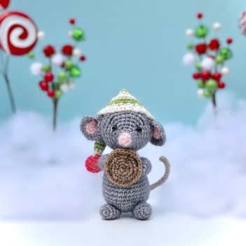 Mel the Mouse amigurumi pattern by SarahDeeCrochet