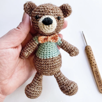 Mini Munches the Bear amigurumi pattern