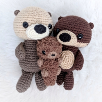 Snuggle Otter Family amigurumi pattern by AmiAmore