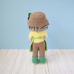 Gloria the Gardener amigurumi by Smiley Crochet Things