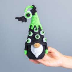 Gnome with eyes and potion amigurumi pattern by Mufficorn