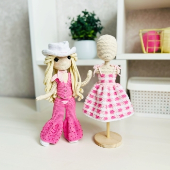 Barbie amigurumi pattern by Fluffy Tummy