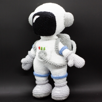 Astronaut  amigurumi pattern by Mariia Zhyrakova