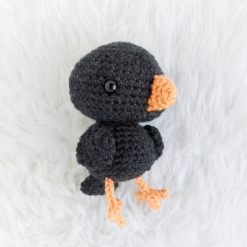 Mini Crow amigurumi pattern by AmiAmore