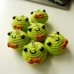 Mr. Froggy amigurumi by Eweknitss