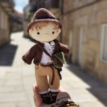 Indi the archeologist amigurumi pattern by Cucapuntoes
