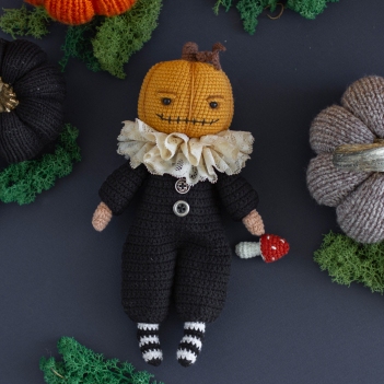 Mr. Pumpkin amigurumi pattern by TwoLoops