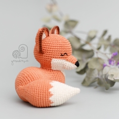 Flinn the Fox amigurumi pattern by YarnWave