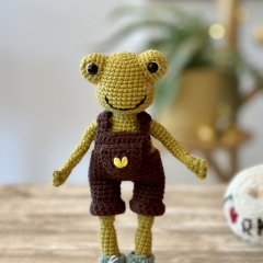 Emile Frog amigurumi by Little Bichons