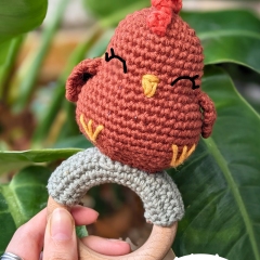 Chicken baby rattle crochet pattern amigurumi by Cosmos.crochet.qc