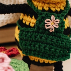 Betty the gardening bee amigurumi by Octopus Crochet