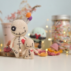 Voodoo doll and its mini version amigurumi by O Recuncho de Jei