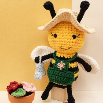 Betty the gardening bee amigurumi pattern by Octopus Crochet