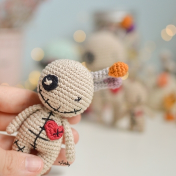 Voodoo doll and its mini version amigurumi pattern by O Recuncho de Jei