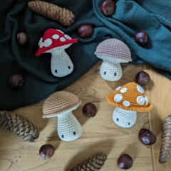 Cute mushrooms amigurumi pattern by unknown