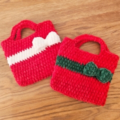 Christmas Bags - Santa and Bow amigurumi pattern by unknown