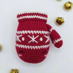 Christmas mitten ornament amigurumi pattern by The blue bobbin