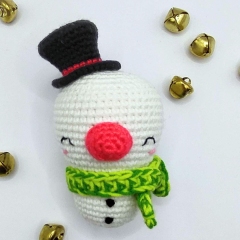Snowman ornament amigurumi pattern by The blue bobbin