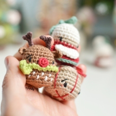 Mini Mrs Claus, Rudolph and gift amigurumi pattern by O Recuncho de Jei