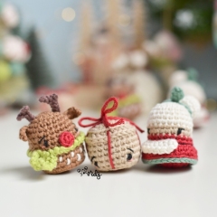 Mini Mrs Claus, Rudolph and gift amigurumi by O Recuncho de Jei