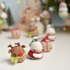 Mini Mrs Claus, Rudolph and gift amigurumi pattern by O Recuncho de Jei