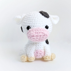 Mini Cows amigurumi pattern by AmiAmore