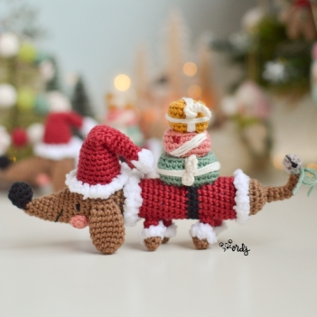 Santa dachshund amigurumi pattern by O Recuncho de Jei
